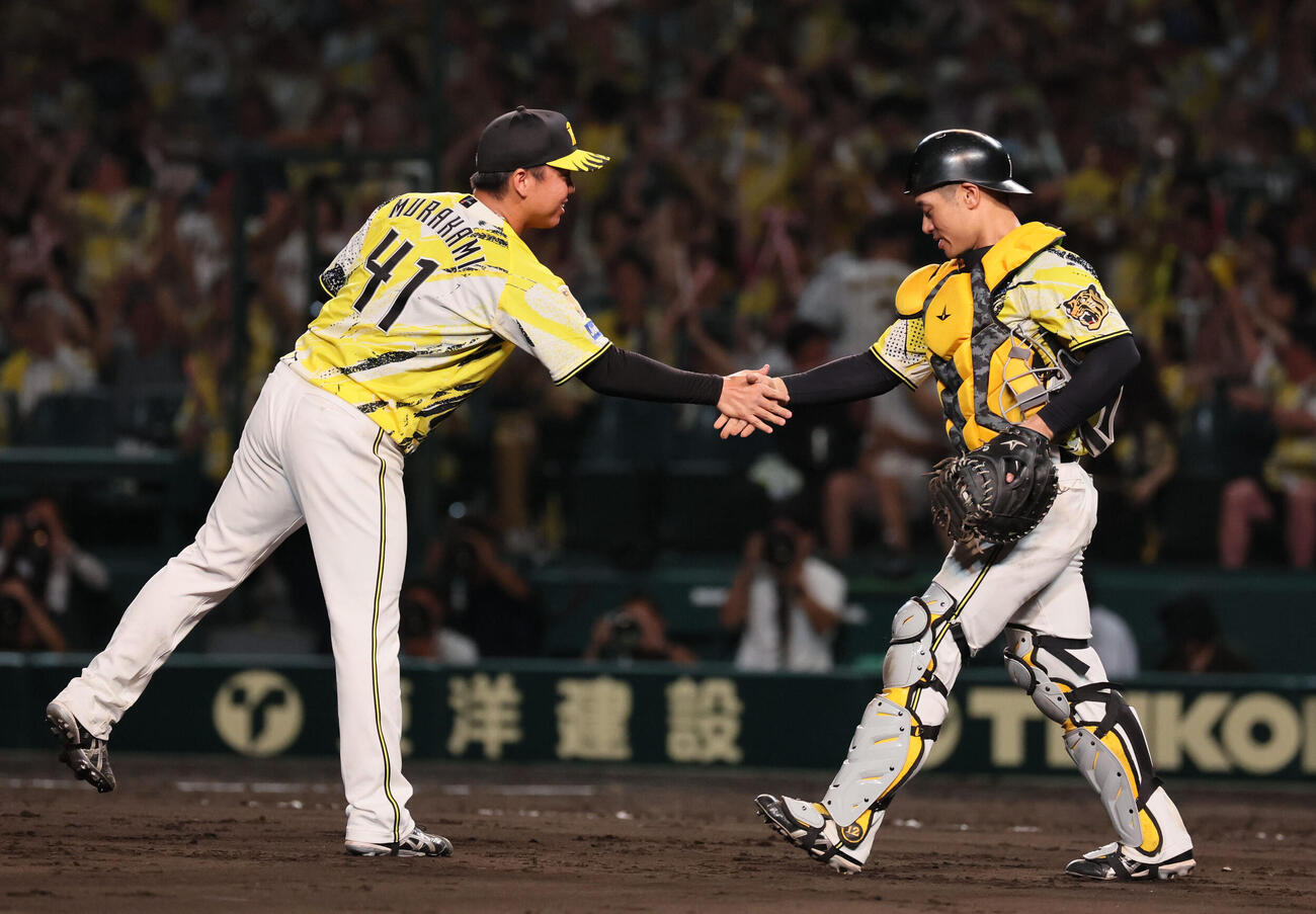 阪神対巨人　完封勝利を挙げた村上頌樹（左）は坂本誠志郎と握手を交わす（撮影・宮崎幸一）
