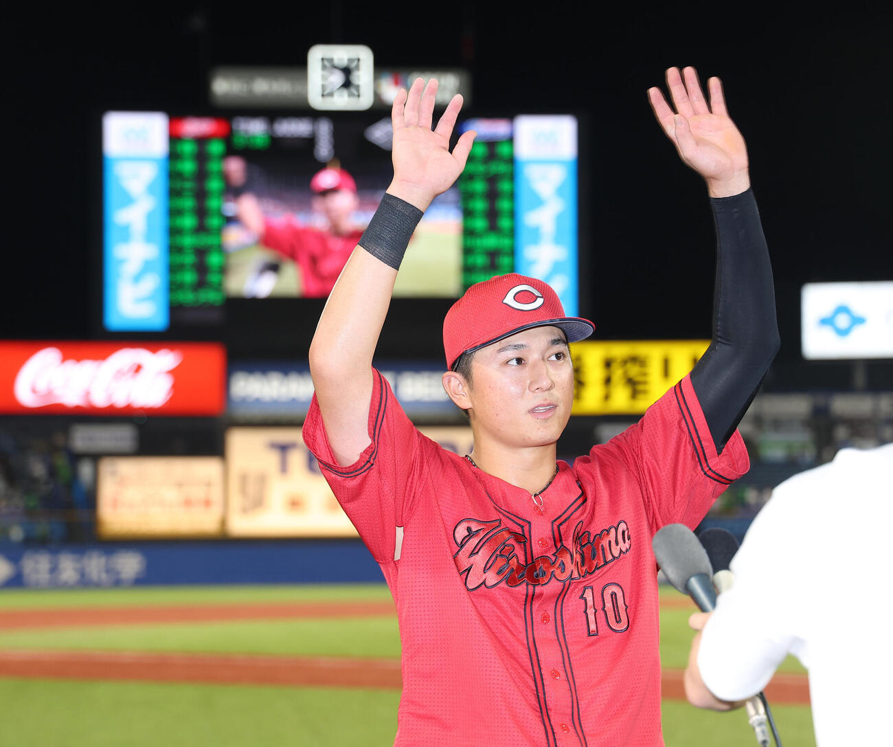 ヤクルト対広島　ヤクルトに勝利し声援に応える佐々木泰（撮影・河田真司）
