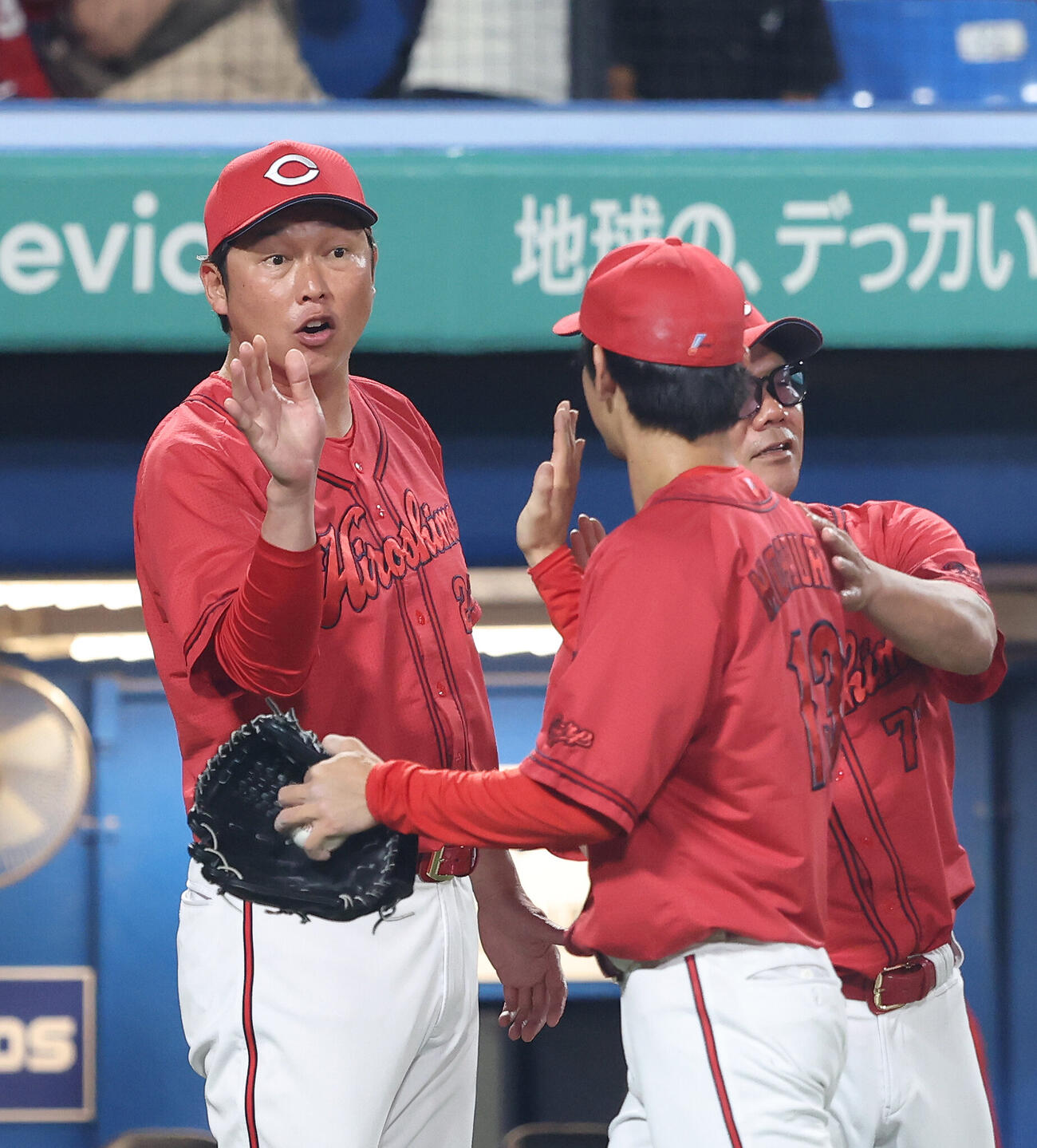 ヤクルト対広島　ヤクルトに勝利しナインを迎える新井貴浩監督（左）（撮影・河田真司）