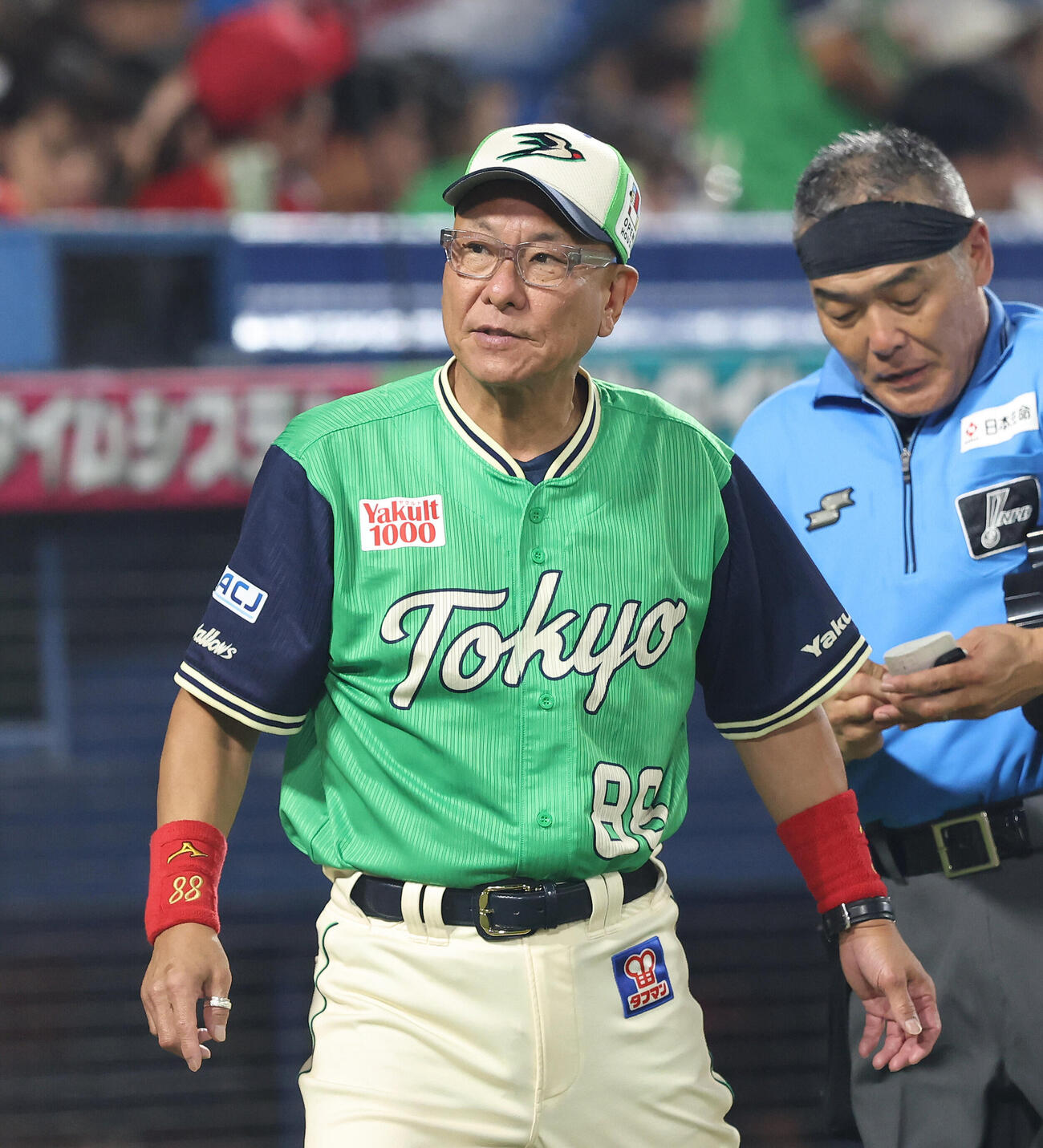 ヤクルト対広島　7回裏を終え選手交代を告げる池山隆寛監督（撮影・河田真司）