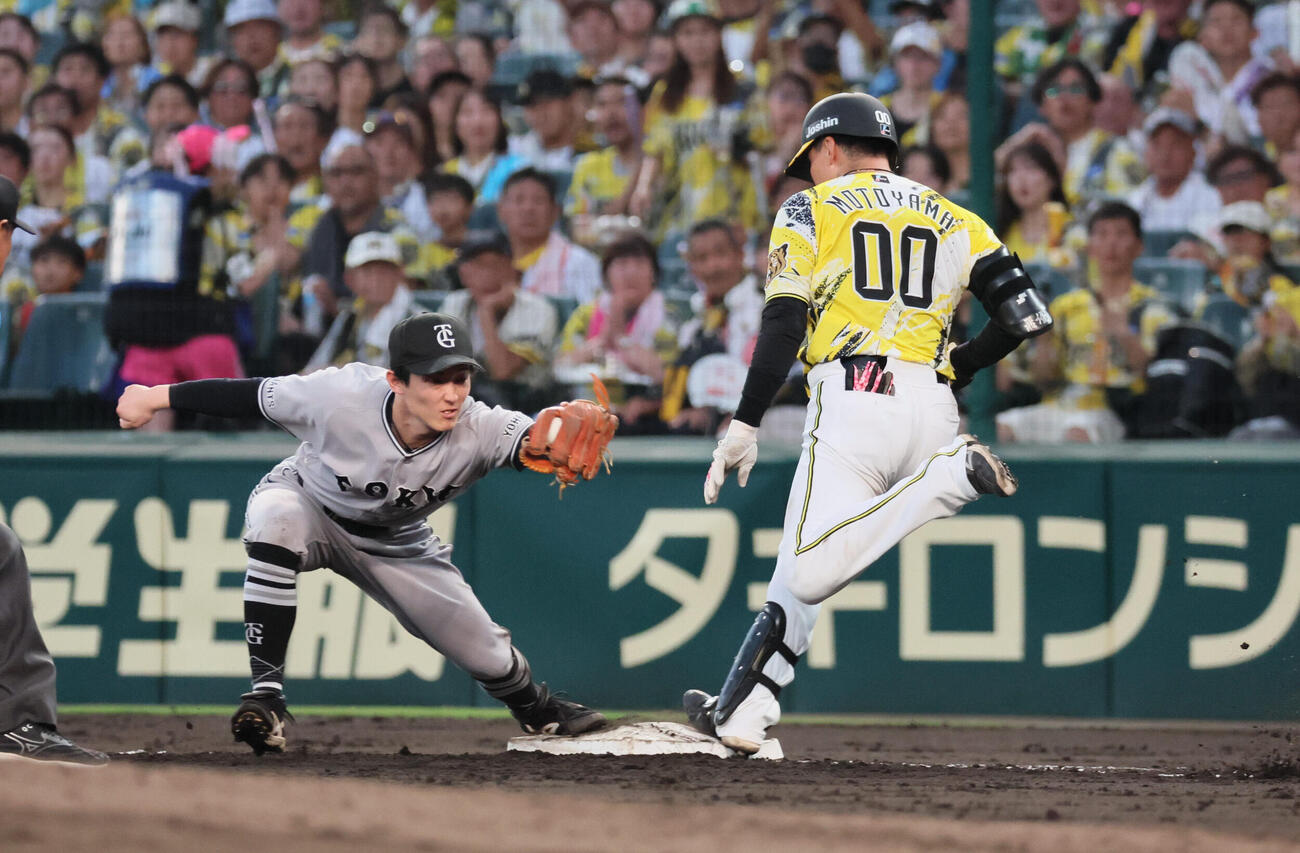 阪神対巨人　4回裏阪神無死一塁、元山飛優のバントの一塁判定はリクエストも覆らずアウトのままとなる（撮影・宮崎幸一）