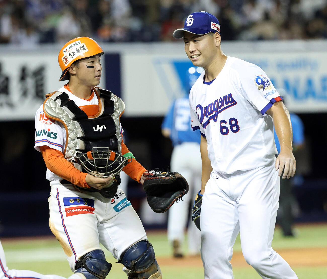 セ選抜対パ選抜　6回表パ選抜の攻撃を抑えた牧野憲伸（右）は捕手の山田和と笑顔（撮影・浅見桂子）