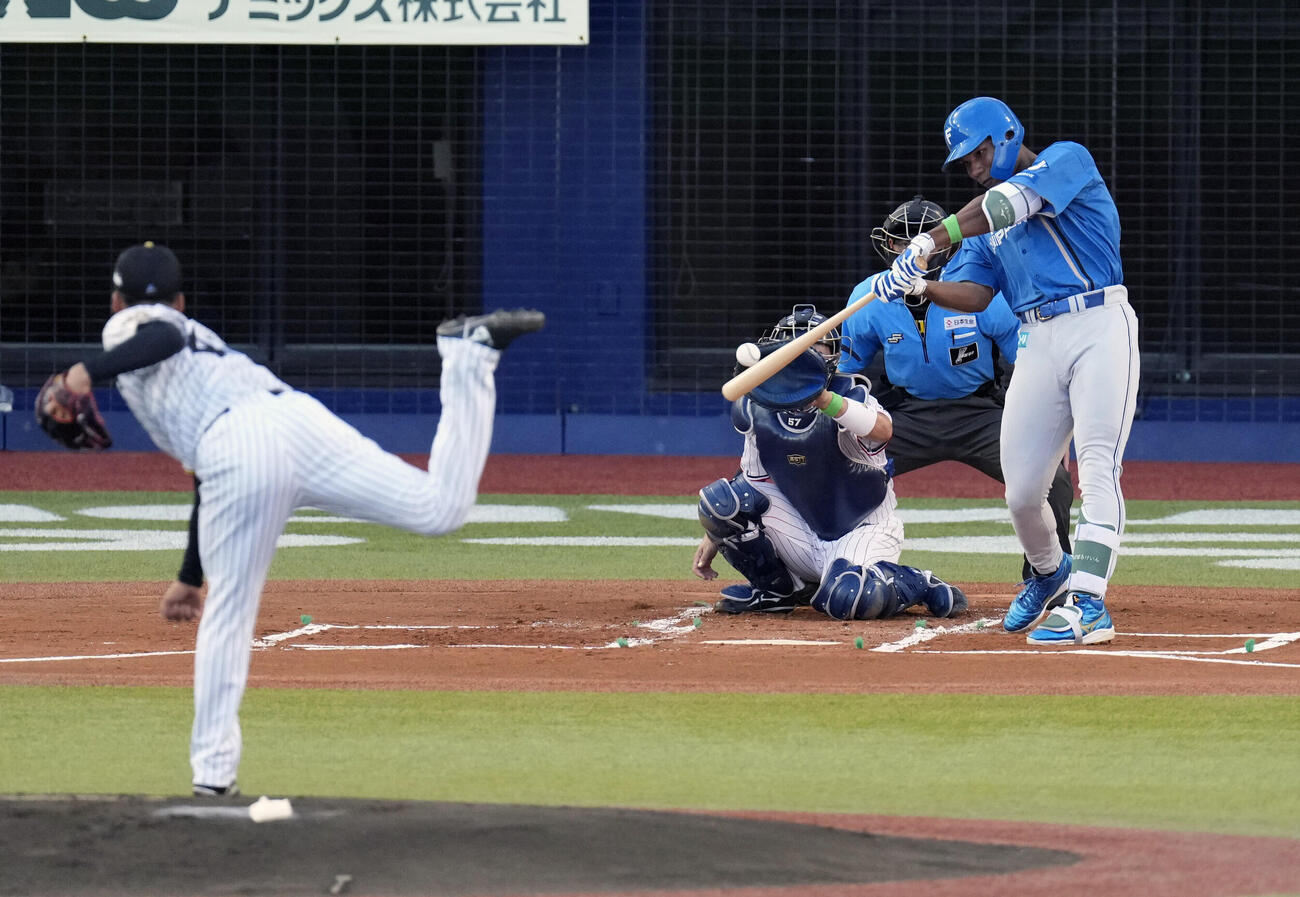 セ選抜対パ選抜　1回表パ選抜2死二塁、先制適時二塁打を放つエドポロ・ケイン（撮影・小島史椰）