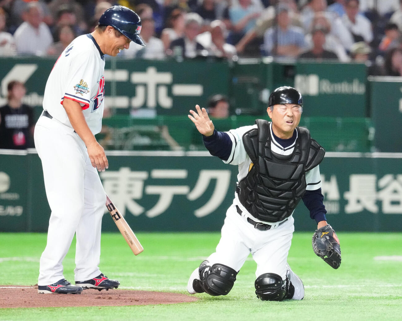 ザ・プレミアム・モルツ球団対ドリーム・ヒーローズ　4回表、コンタクトを落としたとアピールするザ・プレミアム・モルツ球団捕手の達川光男氏（撮影・江口和貴）