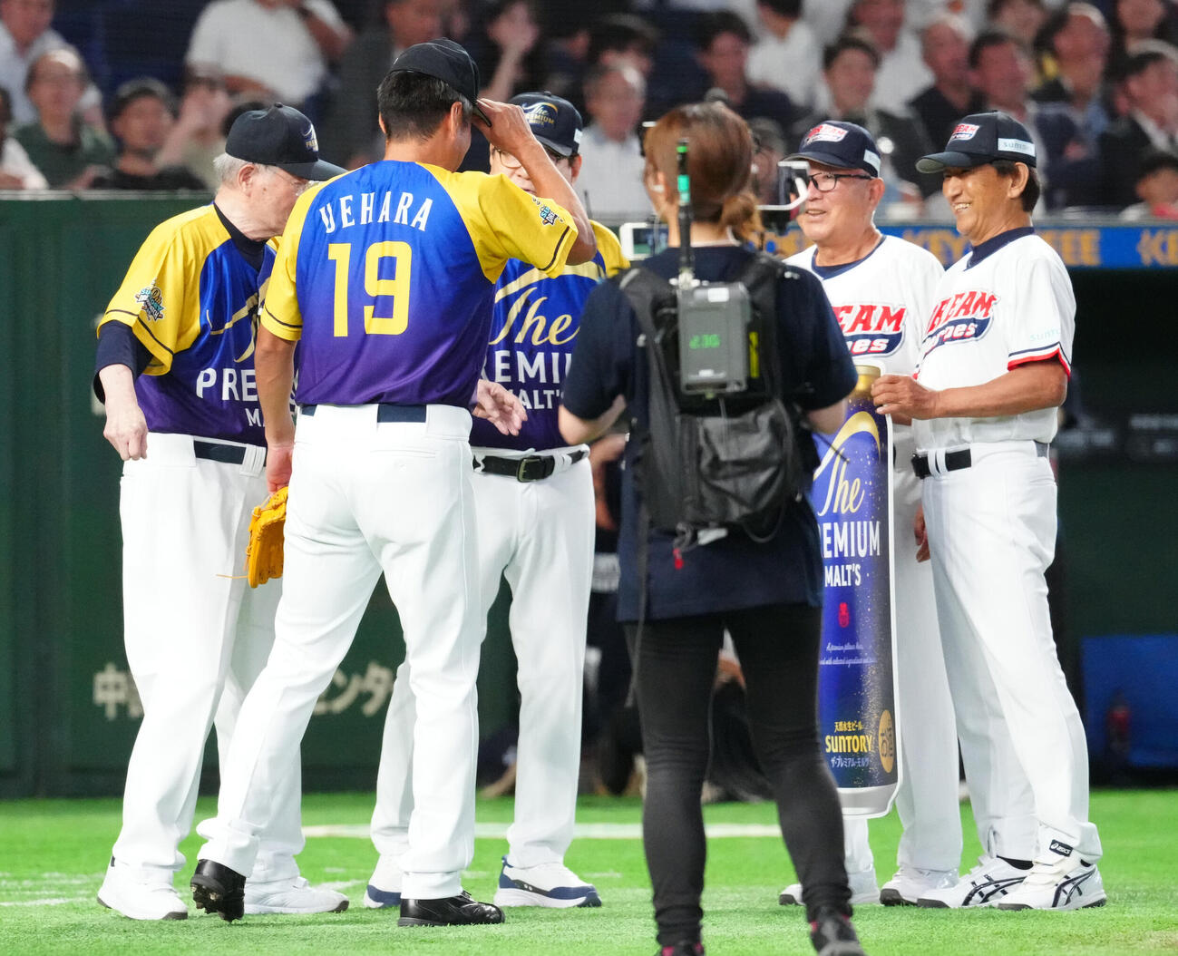 ザ・プレミアム・モルツ球団対ドリーム・ヒーローズ　5回表終了後、、トレードされる上原浩治氏（左から2人目）（撮影・江口和貴）