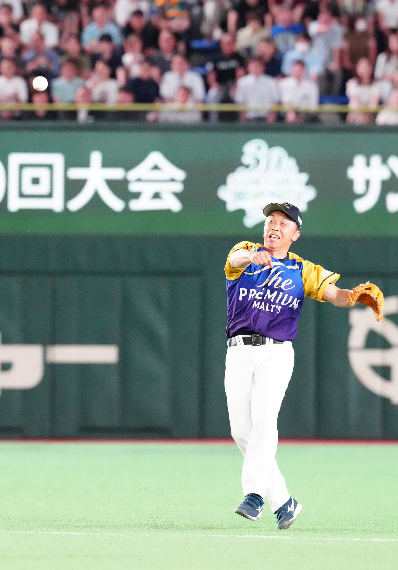 ザ・プレミアム・モルツ球団対ドリーム・ヒーローズ　5回表、好守のザ・プレミアム・モルツ球団の遊撃手宮本慎也氏（撮影・江口和貴）