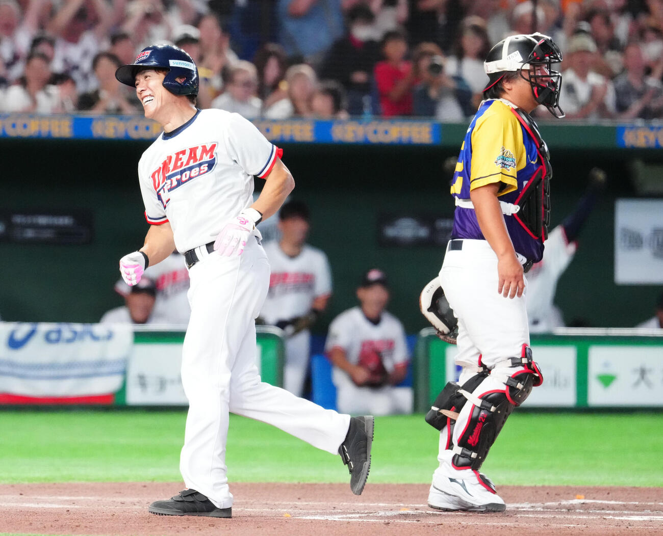ザ・プレミアム・モルツ球団対ドリーム・ヒーローズ　6回表、ランニング本塁打とする松井稼頭央氏（撮影・江口和貴）