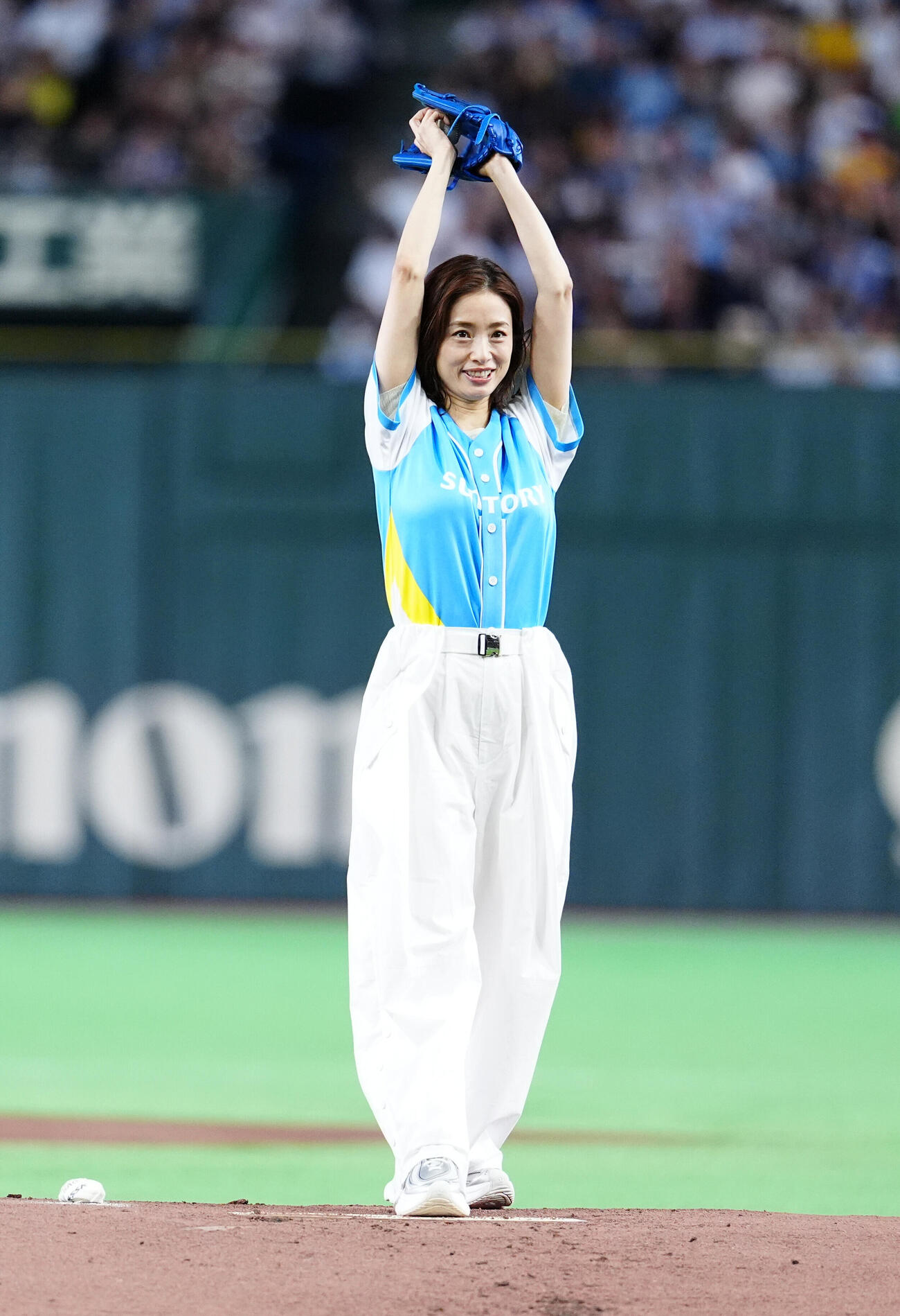 「サントリー　ドリームマッチ　2026」の試合前、始球式を行う上戸彩（撮影・江口和貴）