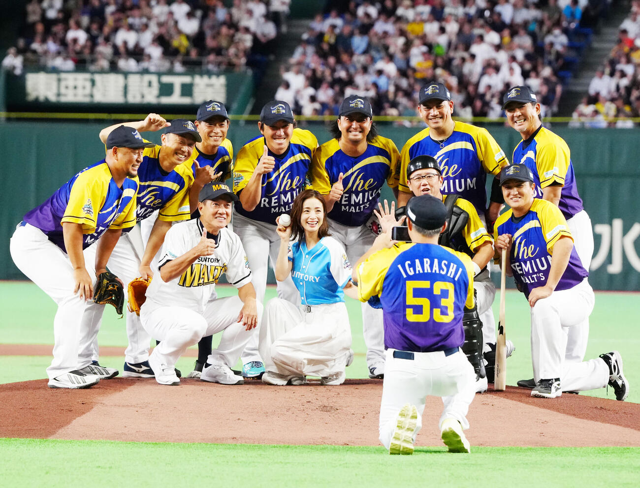 始球式を行った上戸彩と写真に納まるザ・プレミアム・モルツ球団の選手たち（撮影・江口和貴）