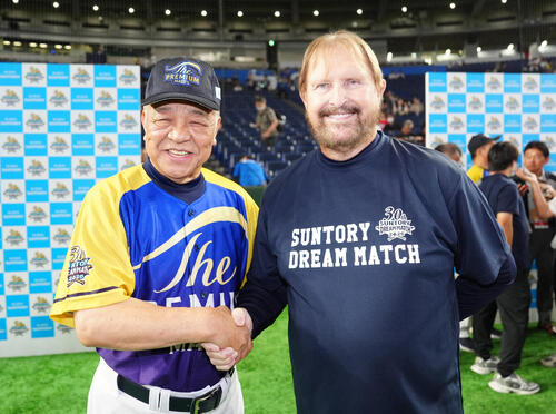 「サントリー　ドリームマッチ　2026」の試合前、写真に納まる掛布雅之氏（左）とランディ・バース氏（撮影・江口和貴）