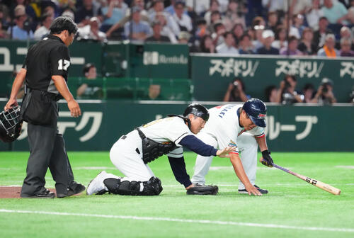 ザ・プレミアム・モルツ球団対ドリーム・ヒーローズ　4回表、コンタクトを落としたとアピールし探すザ・プレミアム・モルツ球団捕手の達川光男氏（中央）（撮影・江口和貴）