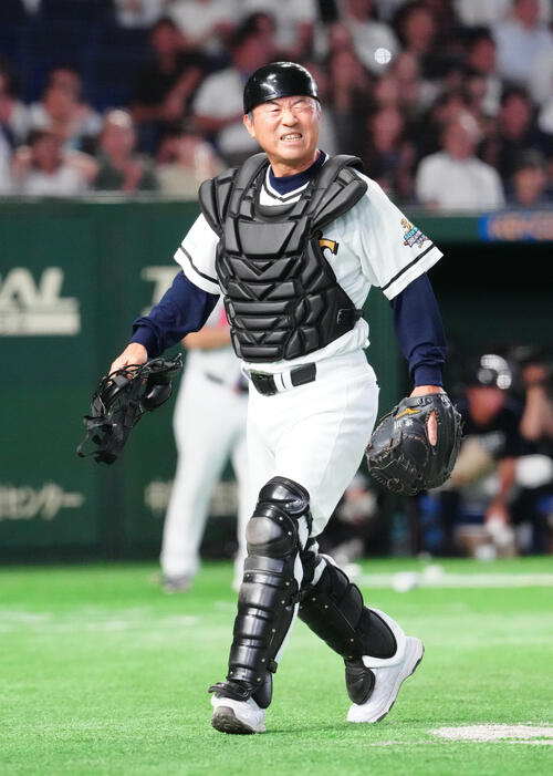 ザ・プレミアム・モルツ球団対ドリーム・ヒーローズ　4回表、退場を宣告されたザ・プレミアム・モルツ球団捕手の達川光男氏（撮影・江口和貴）