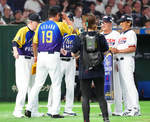 ザ・プレミアム・モルツ球団対ドリーム・ヒーローズ　5回表終了後、、トレードされる上原浩治氏（左から2人目）（撮影・江口和貴）