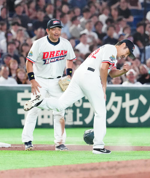 ザ・プレミアム・モルツ球団対ドリーム・ヒーローズ　7回裏、ドリーム・ヒーローズ三塁手の松田宣浩氏（左）が失策し、グラブをたたきつける下柳剛氏（撮影・江口和貴）