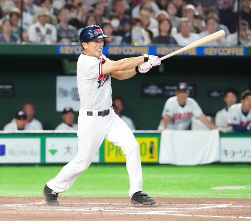 ザ・プレミアム・モルツ球団対ドリーム・ヒーローズ　6回表、ランニング本塁打とする松井稼頭央氏（撮影・江口和貴）