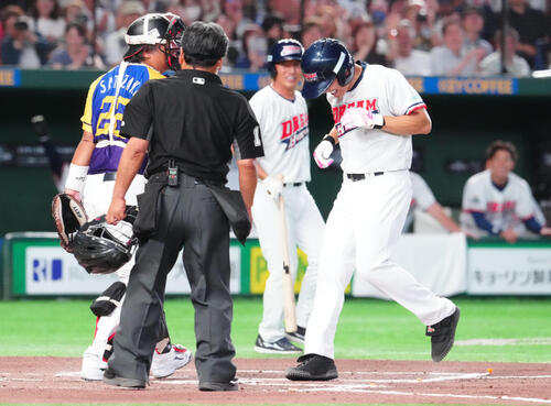 ザ・プレミアム・モルツ球団対ドリーム・ヒーローズ　6回表、ランニング本塁打とする松井稼頭央氏（撮影・江口和貴）
