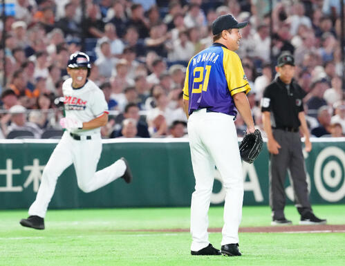 ザ・プレミアム・モルツ球団対ドリーム・ヒーローズ　6回表、松井稼頭央氏（左）にランニング本塁打を浴びる野村弘樹氏（撮影・江口和貴）