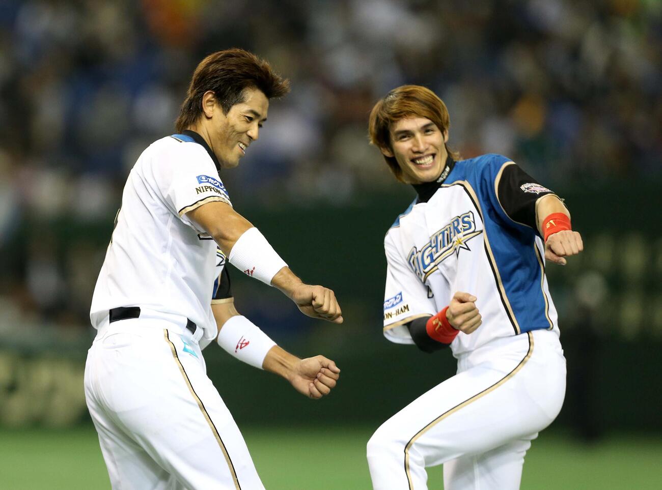 2012年4月、安打を放った日本ハム稲葉篤紀（左）と陽岱鋼は笑顔でポーズ