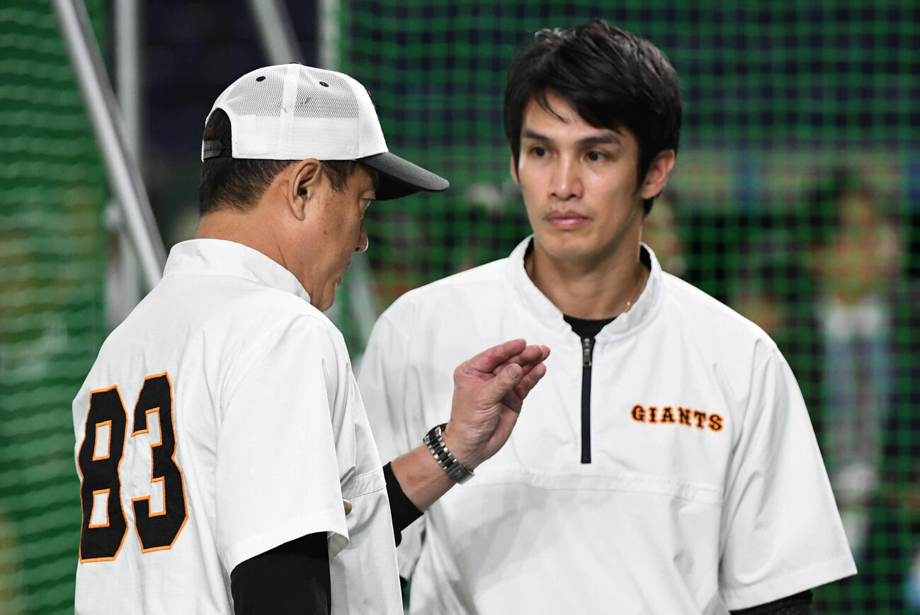 2019年10月、原監督から声をかけられる巨人陽岱鋼（右）