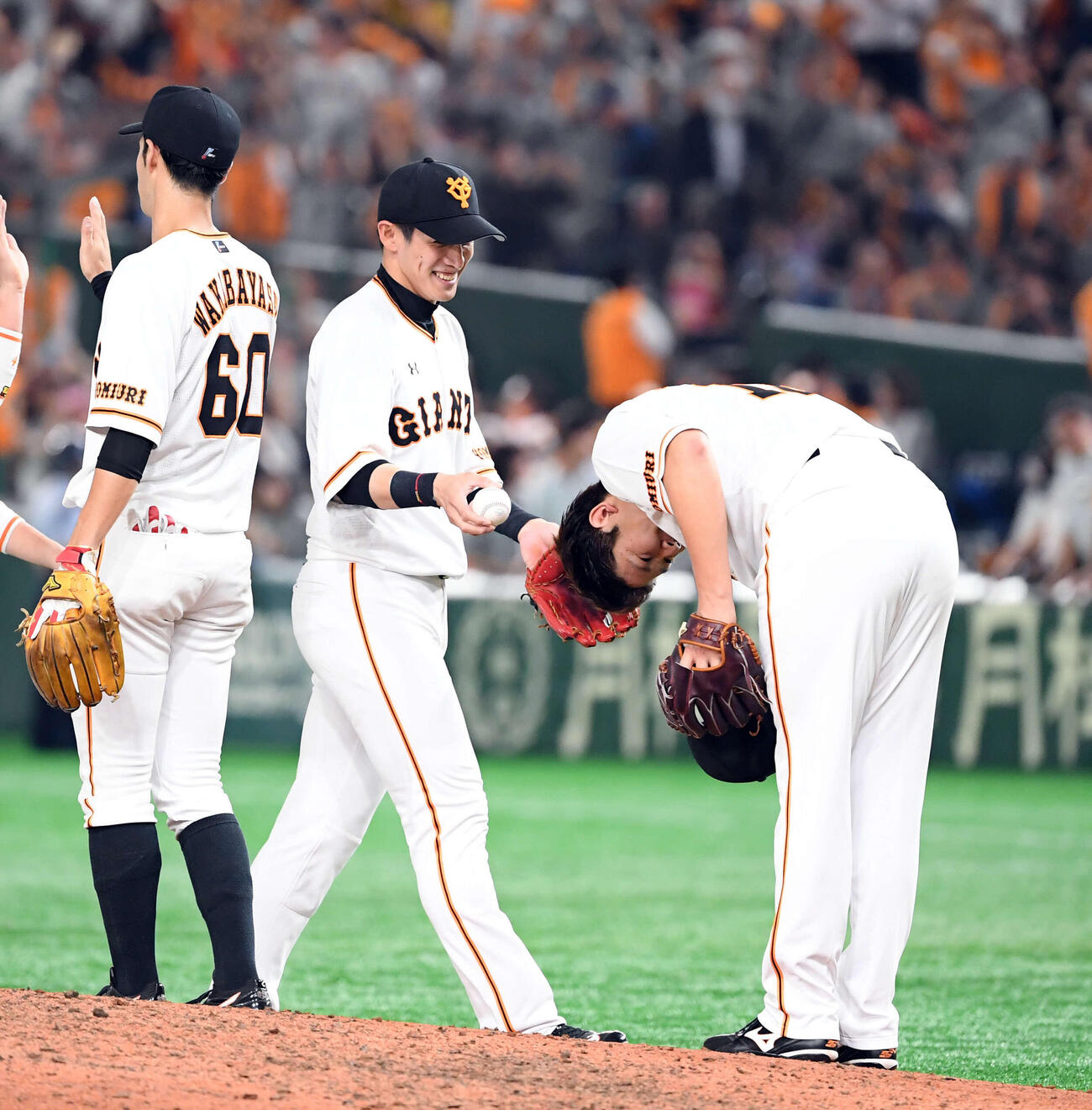2019年10月、代打堂上の飛球を好捕した陽岱鋼（中央）に深々と頭を下げる菅野