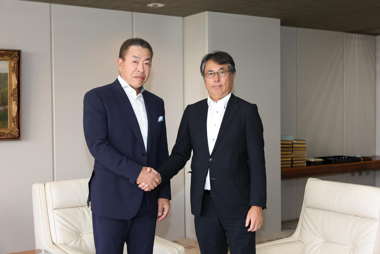 握手を交わす中日井上一樹監督（左）と大島宇一郎オーナー（代表撮影）