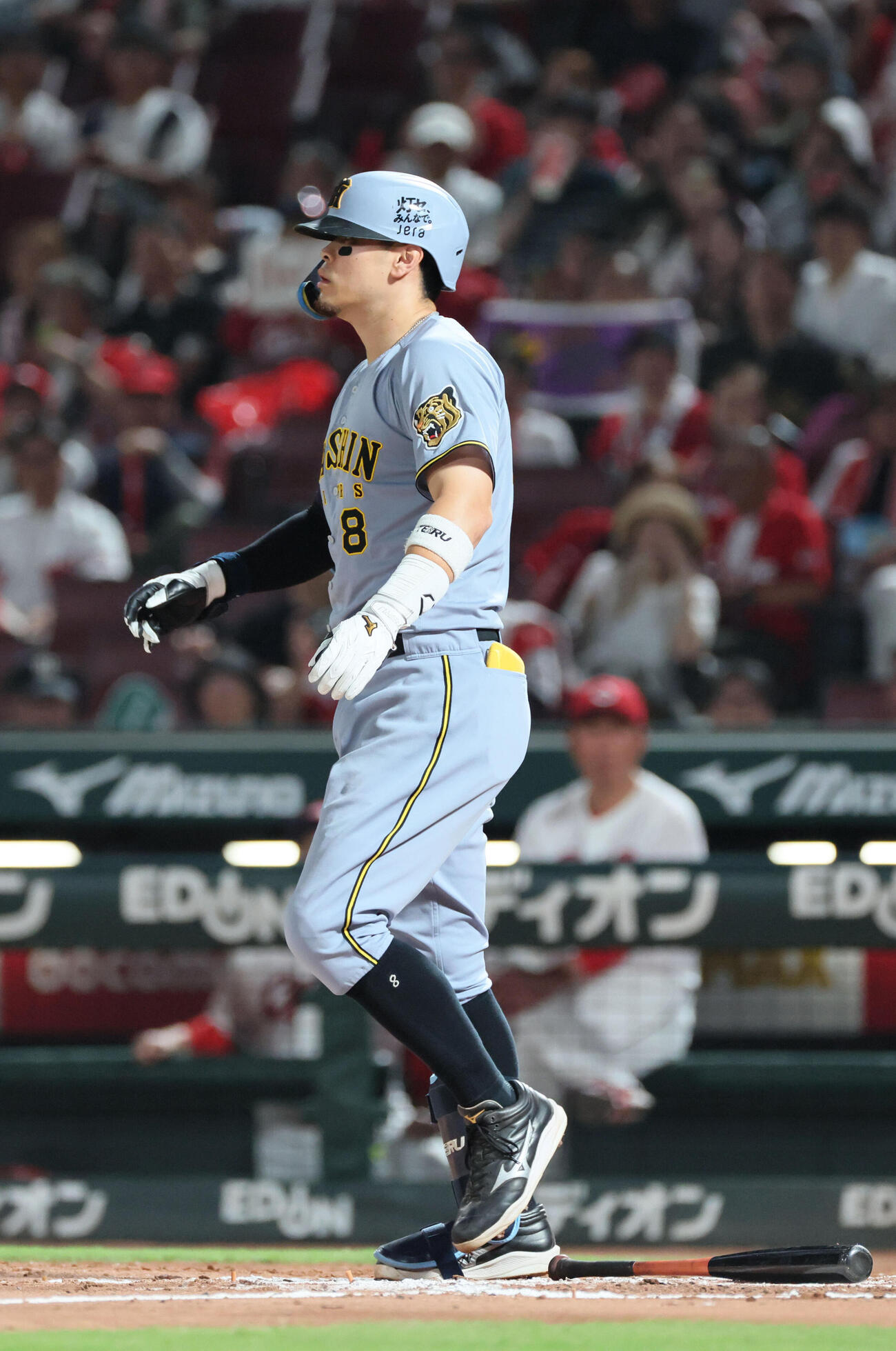 18日広島戦、ハーンの内角攻めに反応する佐藤輝明
