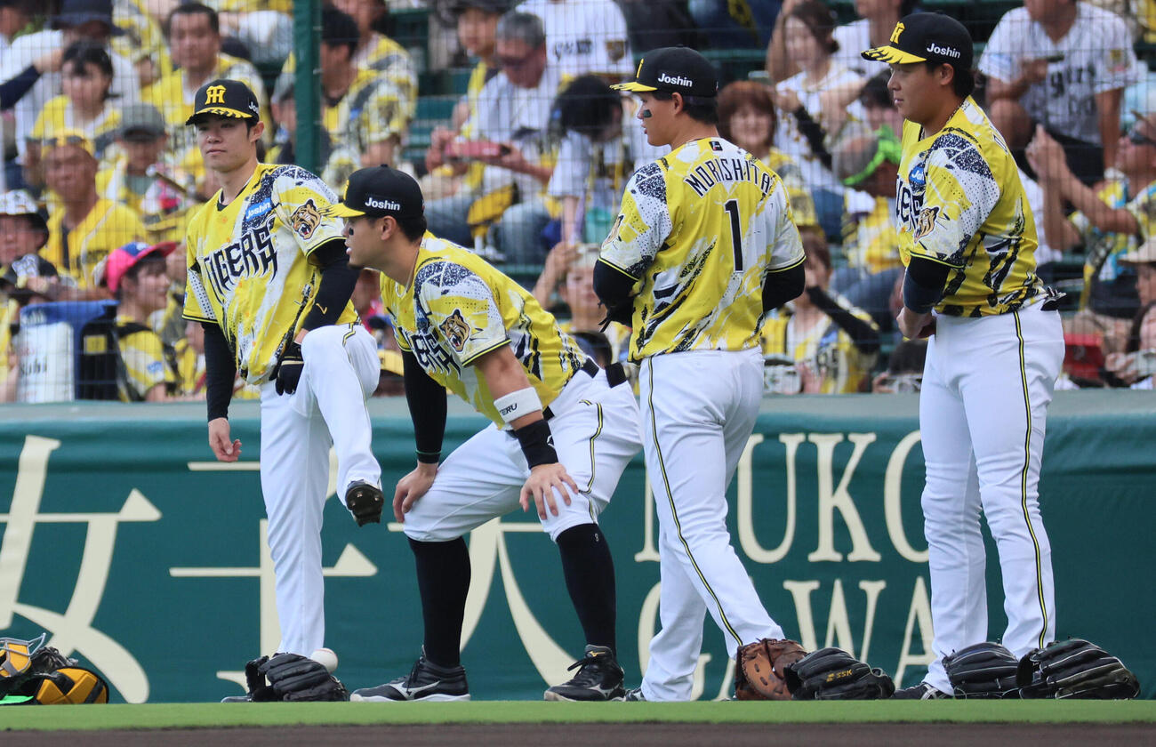 左から阪神中野拓夢、佐藤輝明、森下翔太、大山悠輔（2026年7月26日撮影）