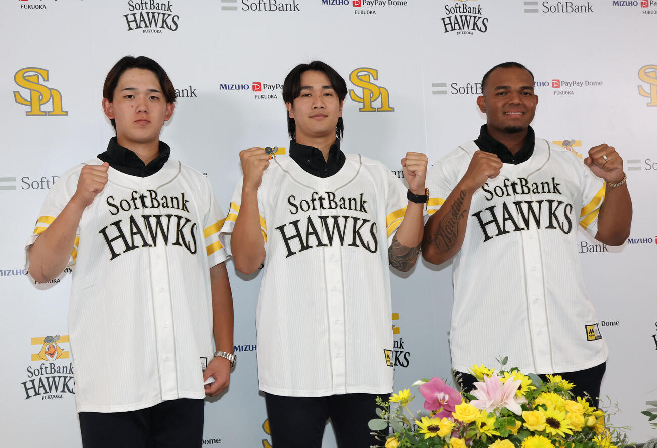 ソフトバンクに支配下登録された左から小林樹斗、張峻瑋、ルイス・ロドリゲス（撮影・梅根麻紀）