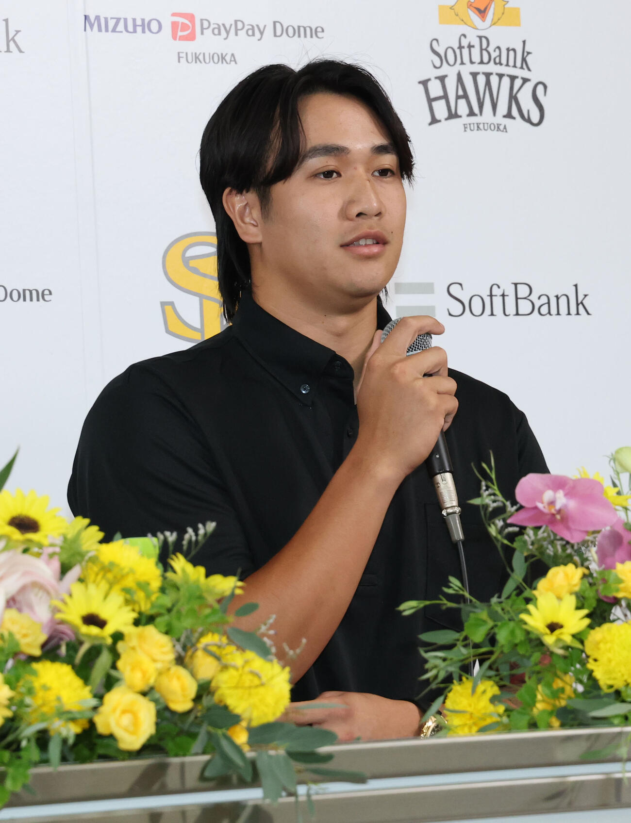 ソフトバンクに支配下登録され張峻瑋は会見で話をする（撮影・梅根麻紀）