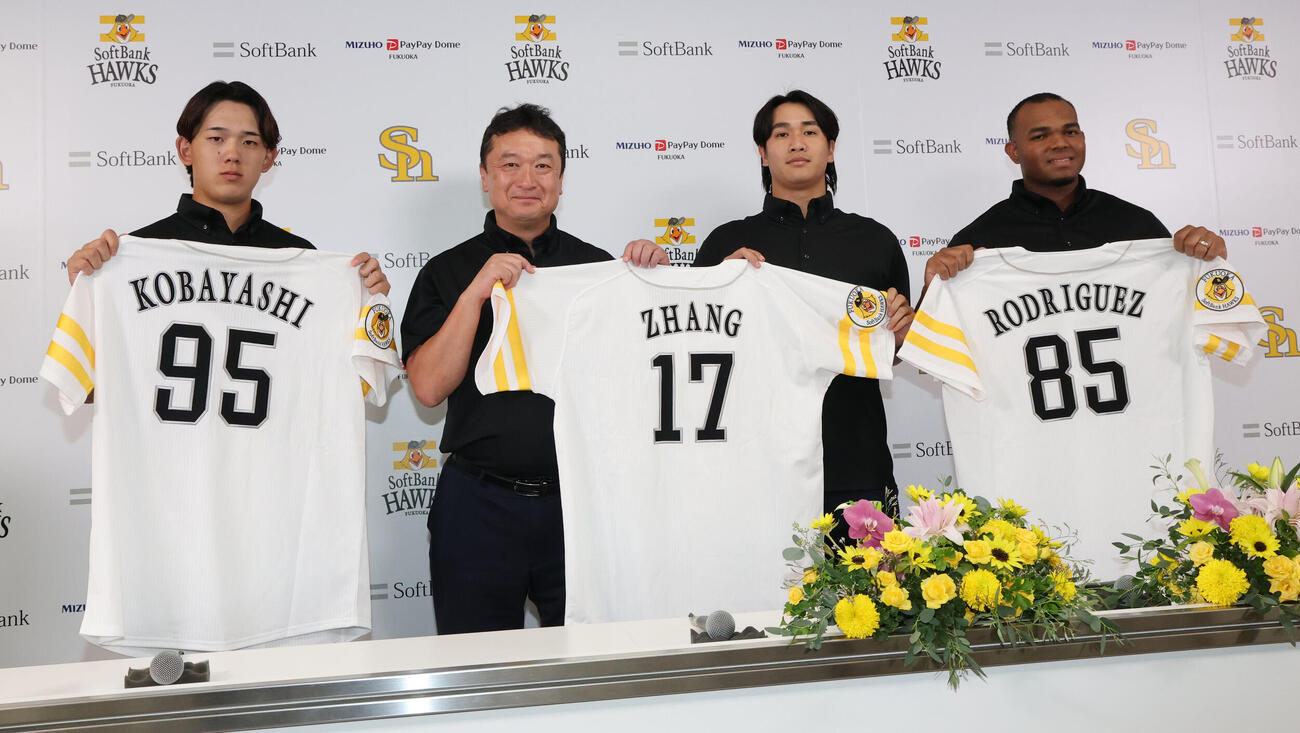 ソフトバンクに支配下登録された左から小林樹斗、三笠杉彦GM、張峻瑋、ルイス・ロドリゲス（撮影・梅根麻紀）