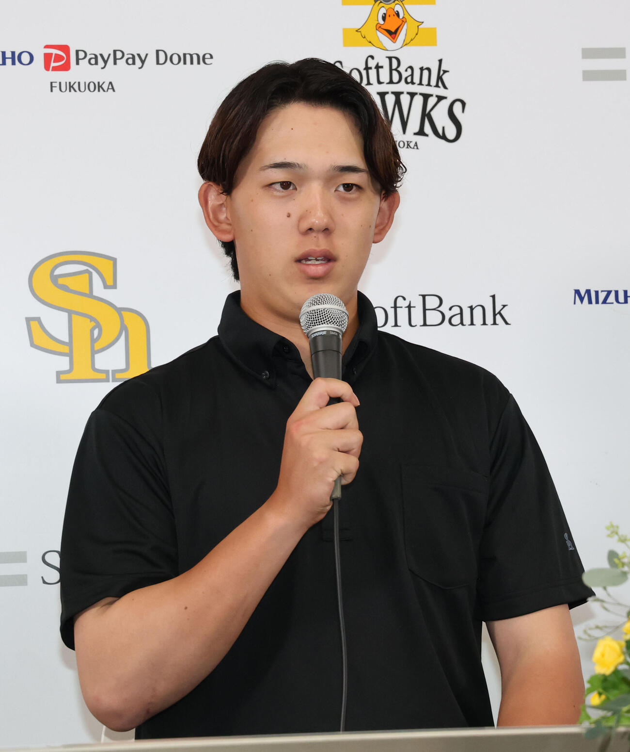 ソフトバンクに支配下登録された小林樹斗は会見で話をする（撮影・梅根麻紀）