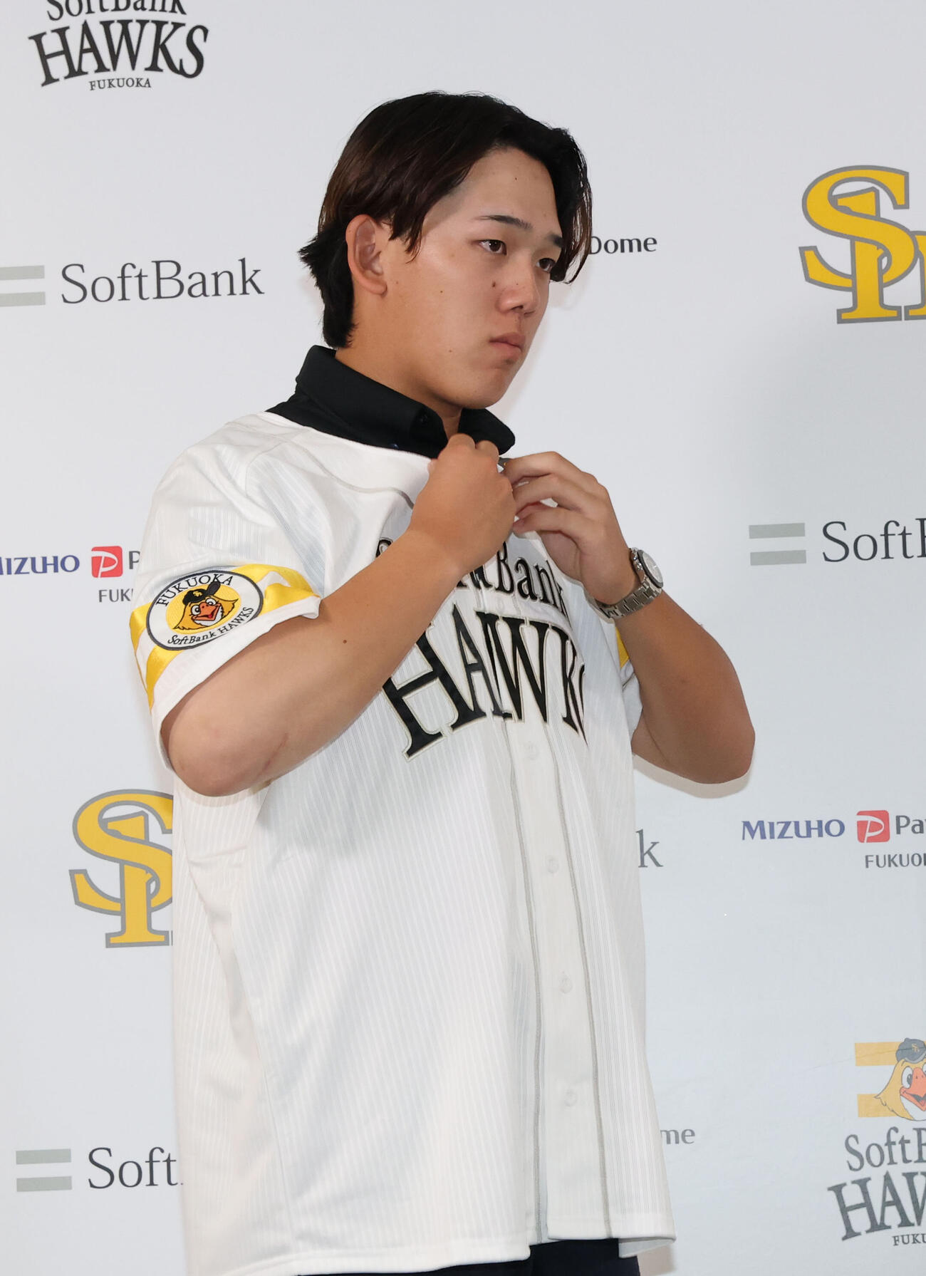ソフトバンクに支配下登録された小林樹斗はユニホームに袖を通す（撮影・梅根麻紀）