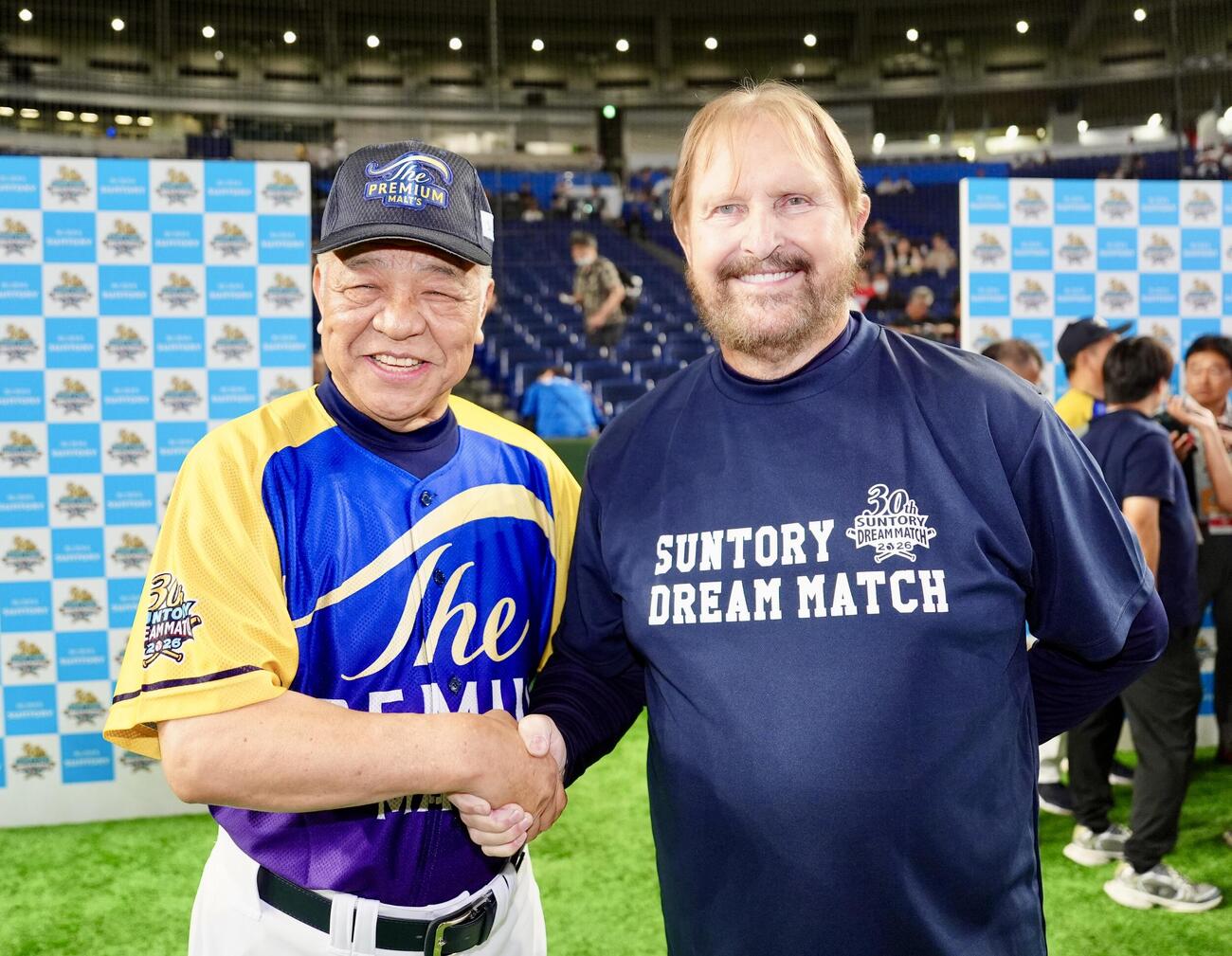 「サントリー　ドリームマッチ　2026」で握手を交わす掛布雅之氏（左）とランディ・バース氏（撮影・江口和貴）