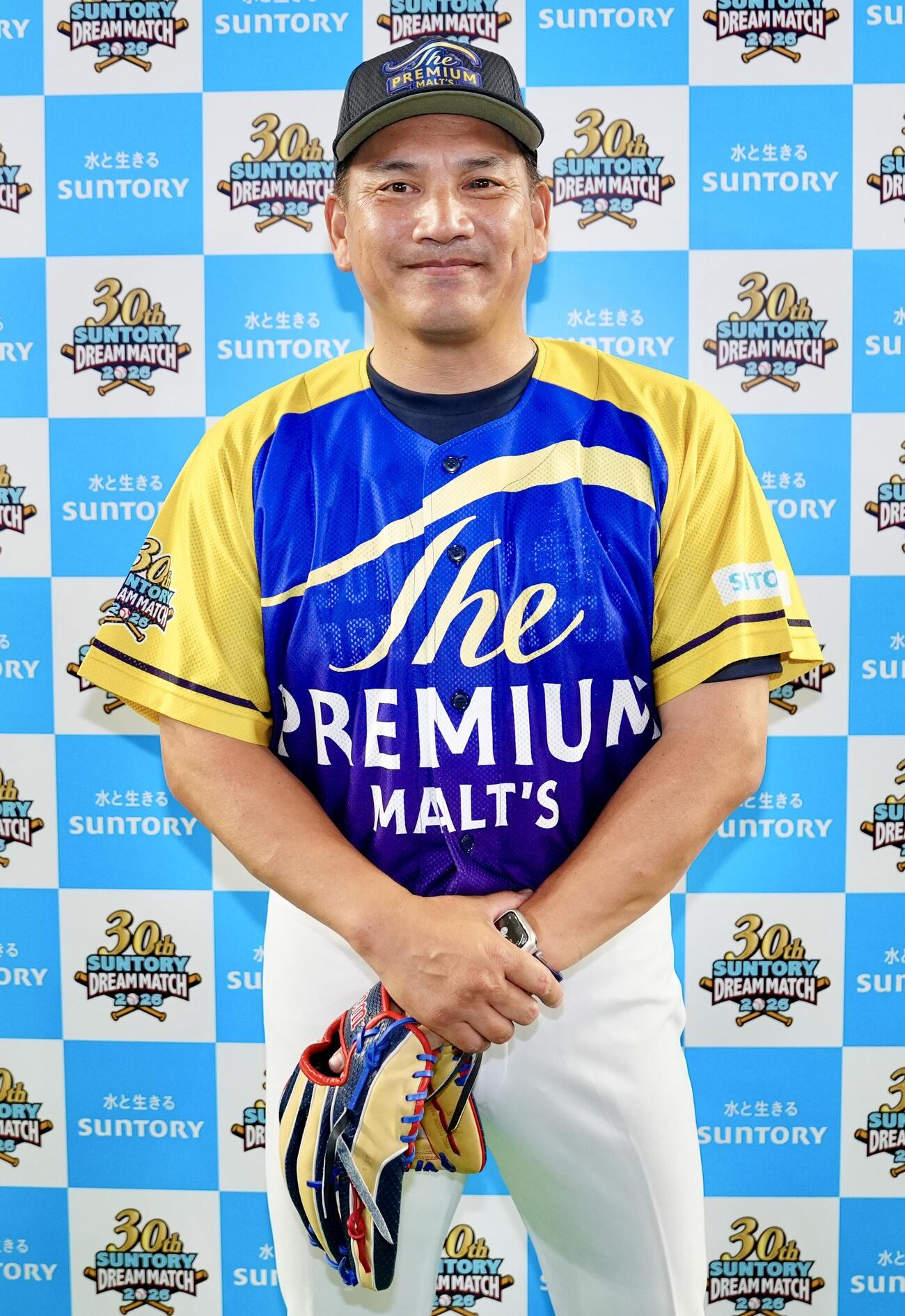 「サントリー　ドリームマッチ　2026」で写真に納まる井口資仁氏（撮影・江口和貴）