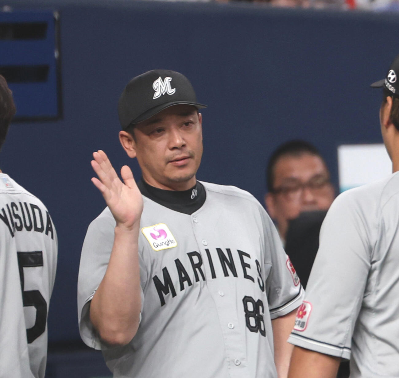オリックス対ロッテ　オリックスに勝利し、ロッテサブロー監督は山口航輝を迎える（撮影・西尾就之）
