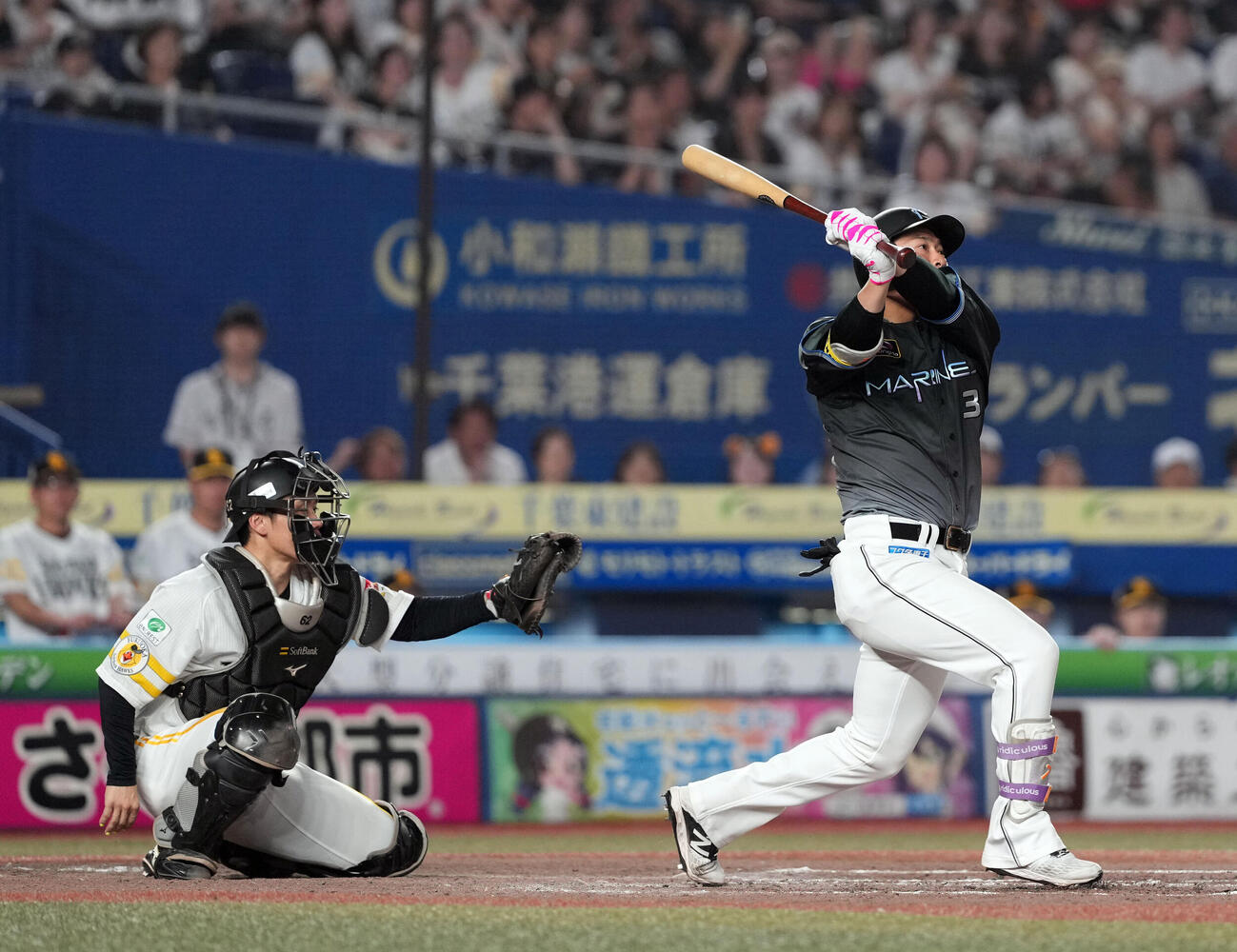 20日ソフトバンク戦の9回、空振り三振に倒れる角中勝也