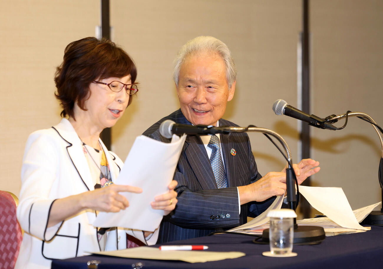 オーナー会議を終え、会見に臨んだDeNA南場智子オーナー（左）と榊原定征コミッショナー（26年7月16日撮影）