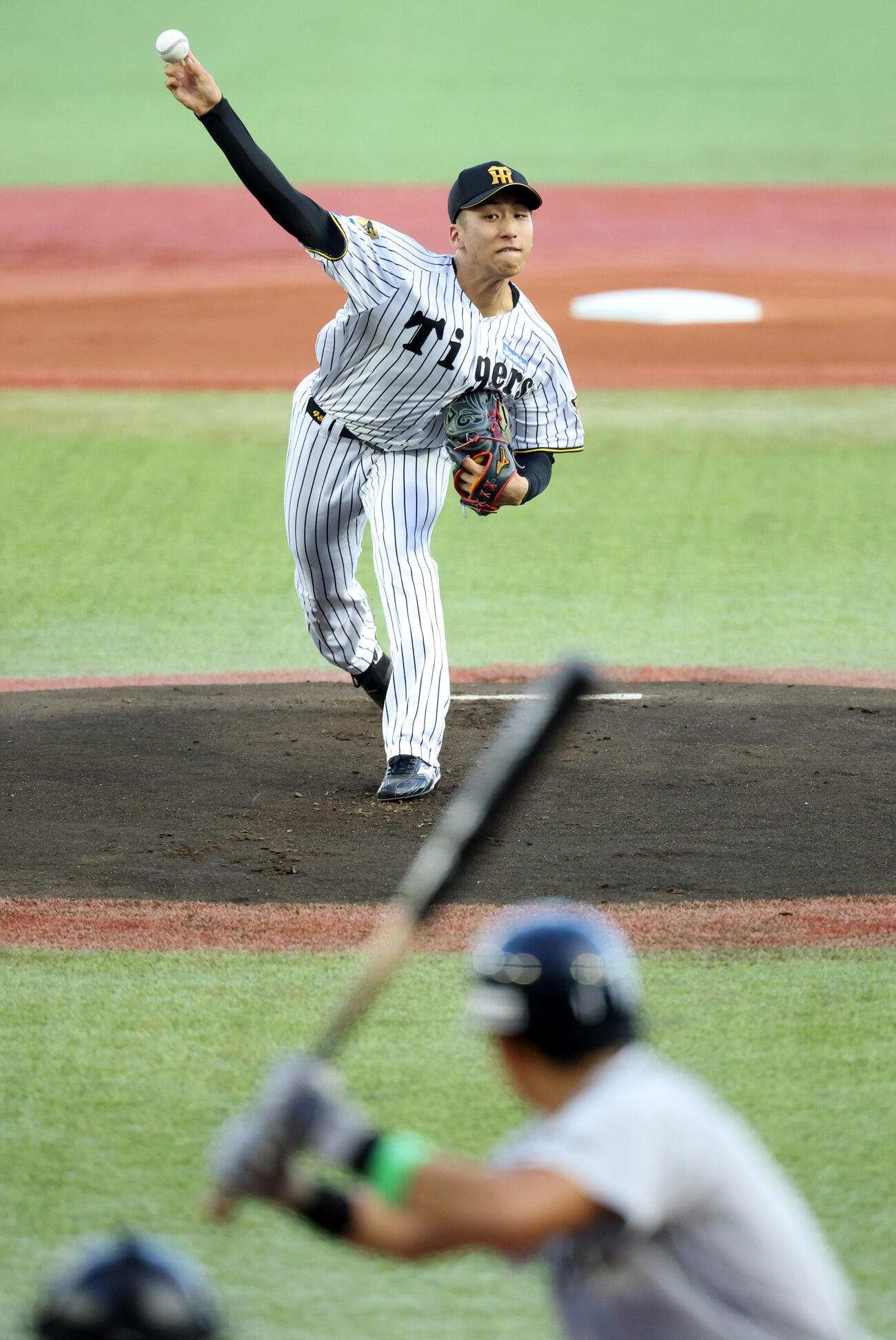 セ選抜対パ選抜　力投するセ選抜先発の茨木秀俊。打者広沢新太郎（撮影・浅見桂子）