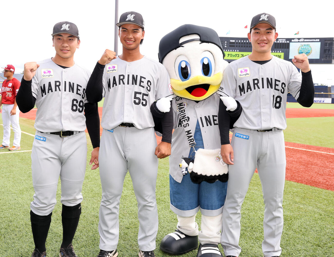 セ選抜対パ選抜　笑顔で記念撮影する、左からロッテ岡村了樹、桜井ユウヤ、石垣元気（撮影・浅見桂子）
