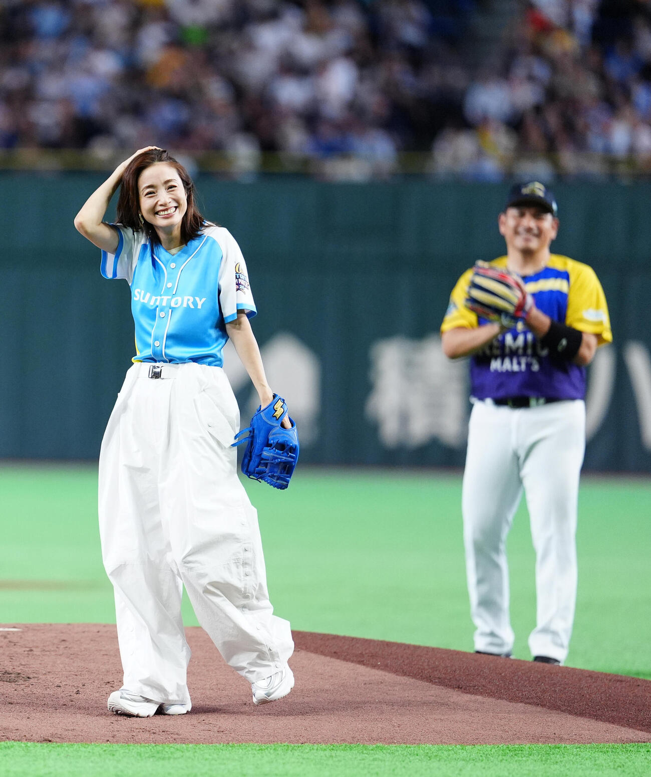 「サントリー　ドリームマッチ　2026」の試合前、始球式を行う上戸彩。後方は井口氏（撮影・江口和貴）