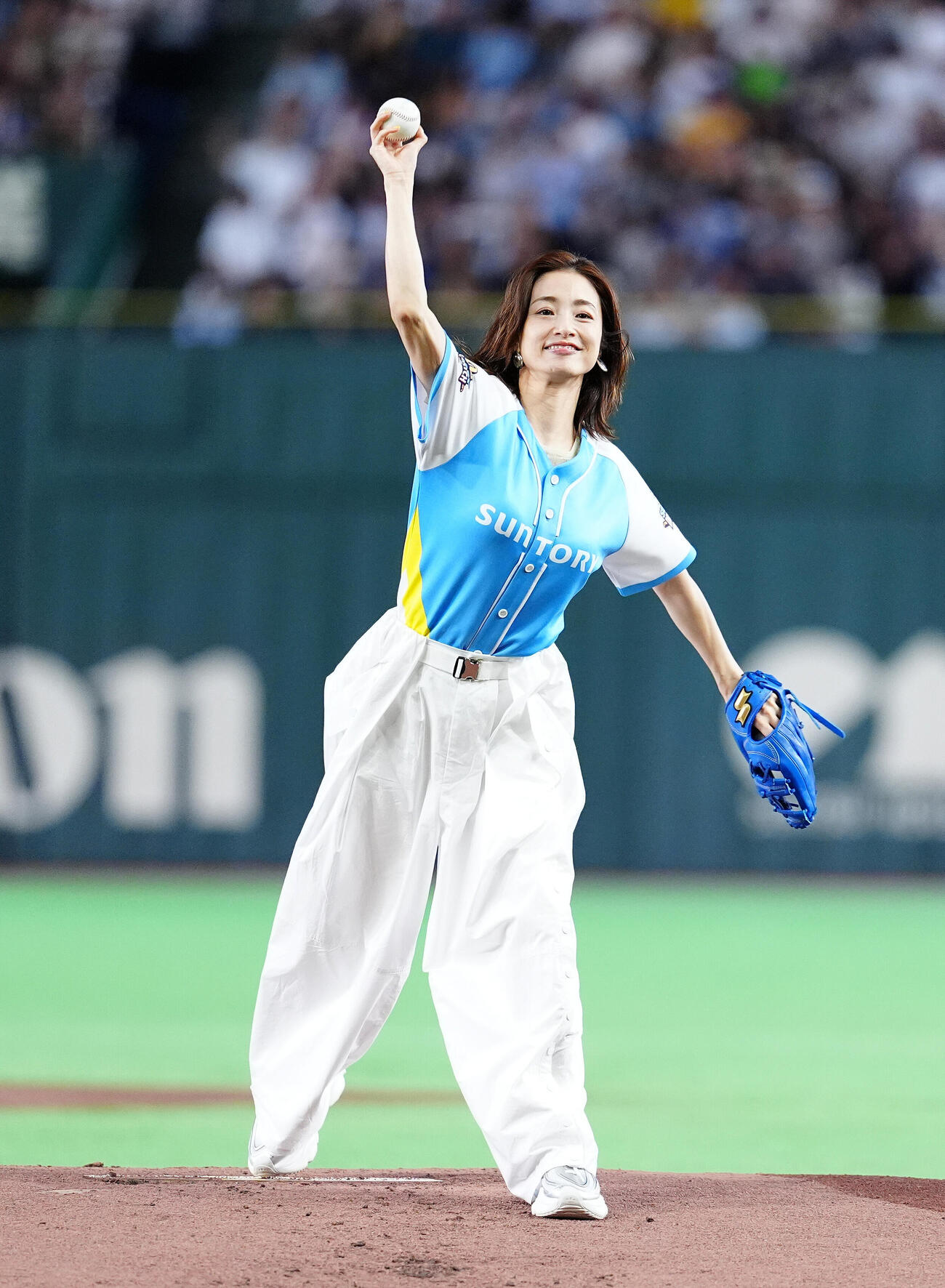 「サントリー　ドリームマッチ　2026」の試合前、始球式を行う上戸彩（撮影・江口和貴）