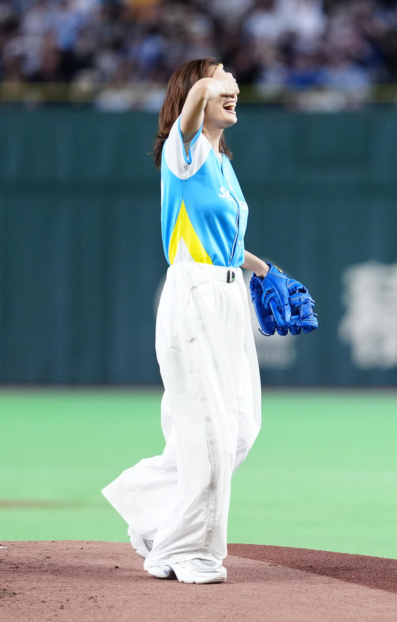 「サントリー　ドリームマッチ　2026」の試合前、始球式を行う上戸彩（撮影・江口和貴）