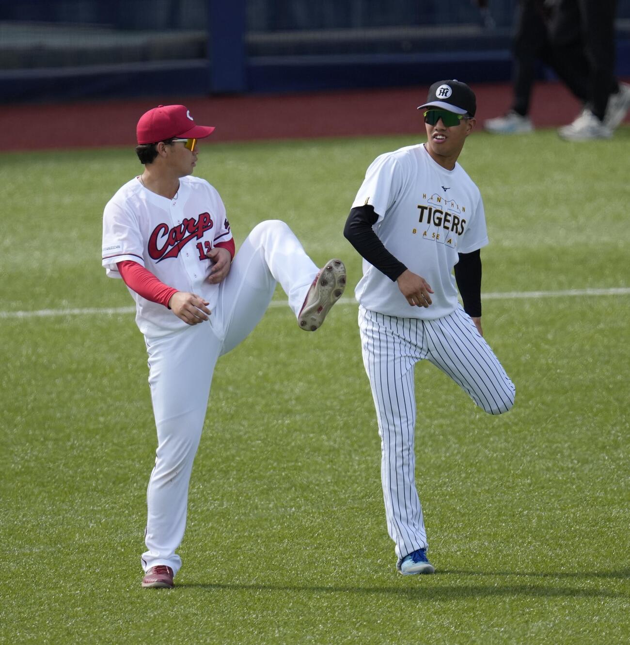 セ選抜対パ選抜　ウオーミングアップをするセ選抜の小林結太（左）と岡城快生（撮影・小島史椰）