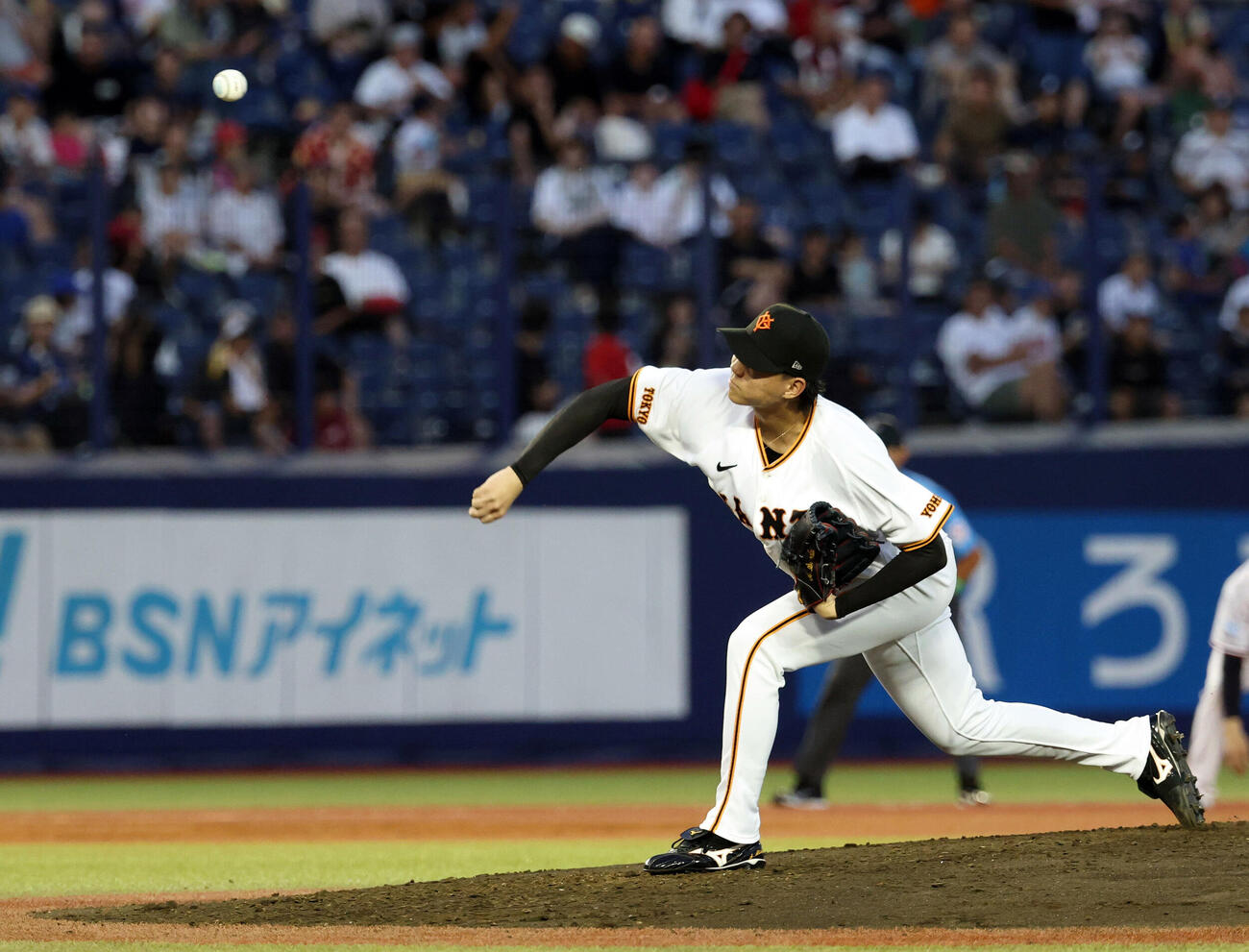セ選抜対パ選抜　4回表パ選抜無死、打者桜井ユウヤにスローボールを投げる園田純規（撮影・浅見桂子）