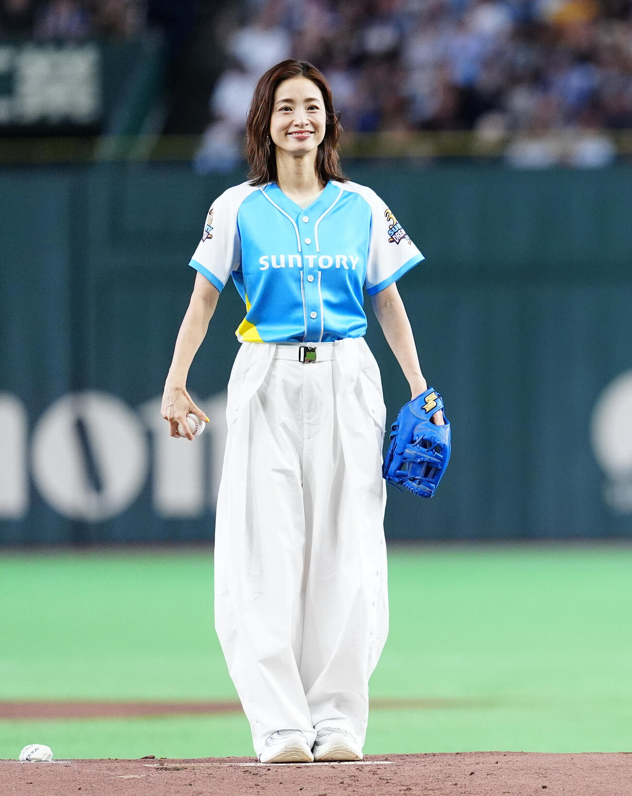 「サントリー　ドリームマッチ　2026」の試合前、始球式を行う上戸彩（撮影・江口和貴）