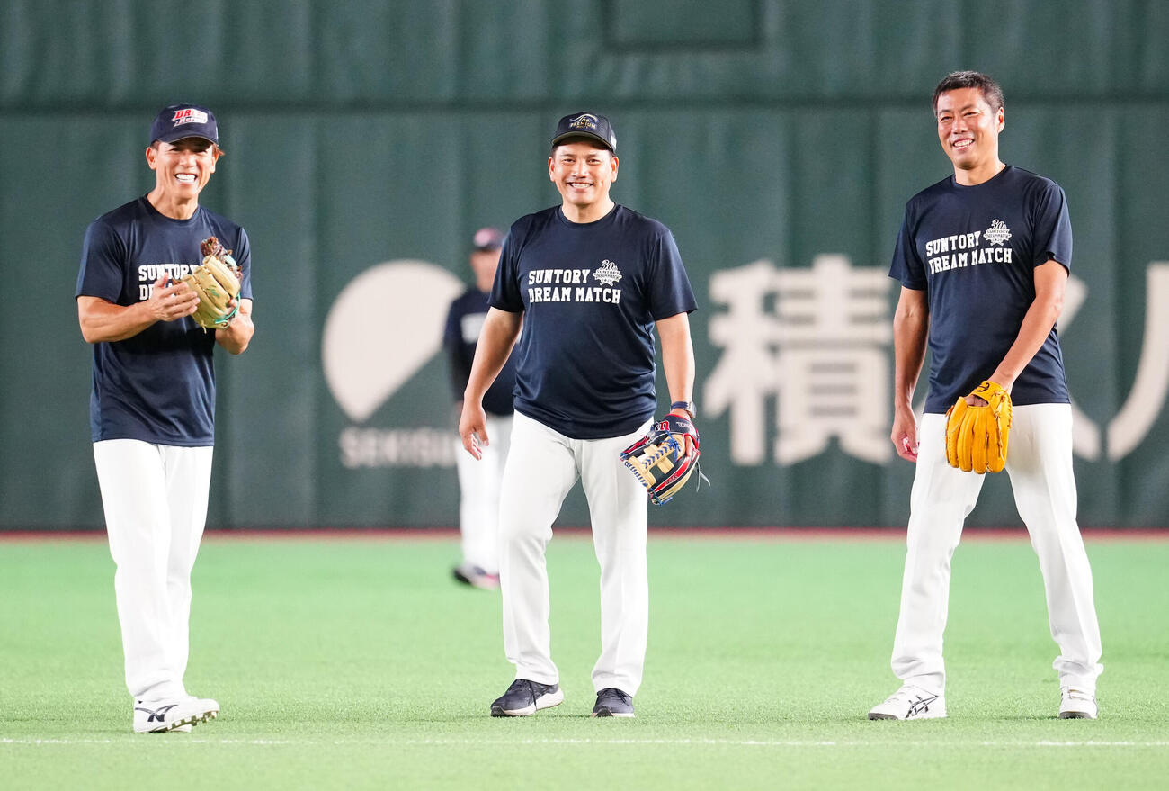 「サントリー　ドリームマッチ　2026」の試合前練習を行う井口資仁氏（中央）ら。左は松井稼頭央氏、右は上原浩治氏　（撮影・江口和貴）