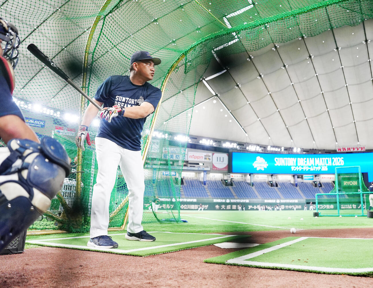 「サントリー　ドリームマッチ　2026」の試合前、打撃練習を行う井口資仁氏　（撮影・江口和貴）