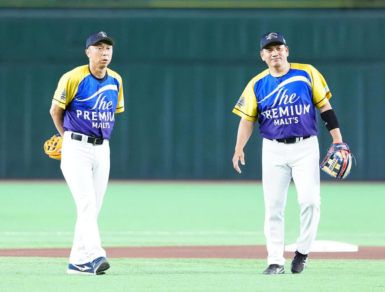 ザ・プレミアム・モルツ球団の遊撃手宮本慎也氏（左）と二塁手井口資仁氏（撮影・江口和貴）