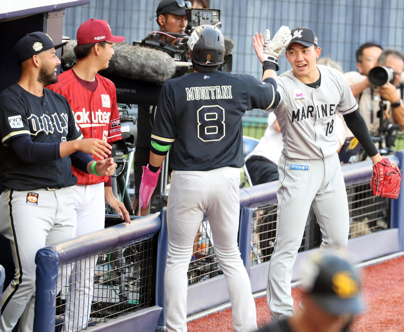 セ選抜対パ選抜　1回表パ選抜2死二塁、エドポロ・ケインの先制適時打で生還した麦谷祐介（手前）を笑顔で迎える石垣元気（右）ら（撮影・浅見桂子）