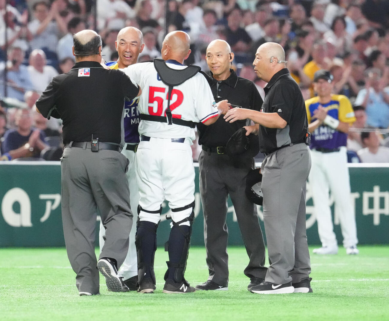 6回裏、パフォーマンスする和田一浩氏（左から2人目）と小田幸平（中央）と審判団（撮影・江口和貴）